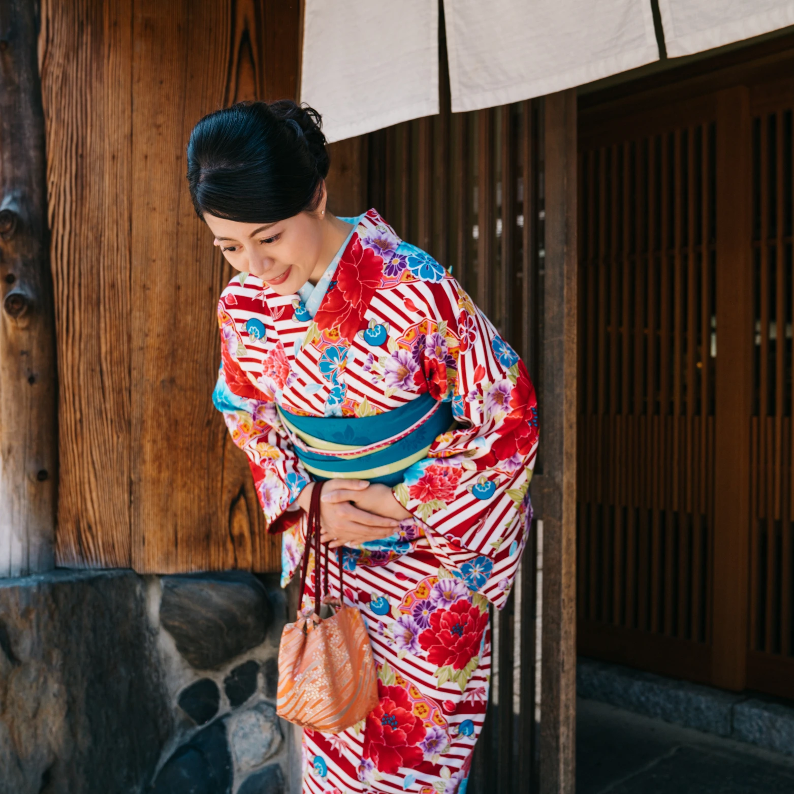 bowing japanese woman